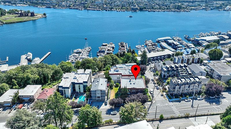 3rd image of 2450 Dexter Avenue N #303