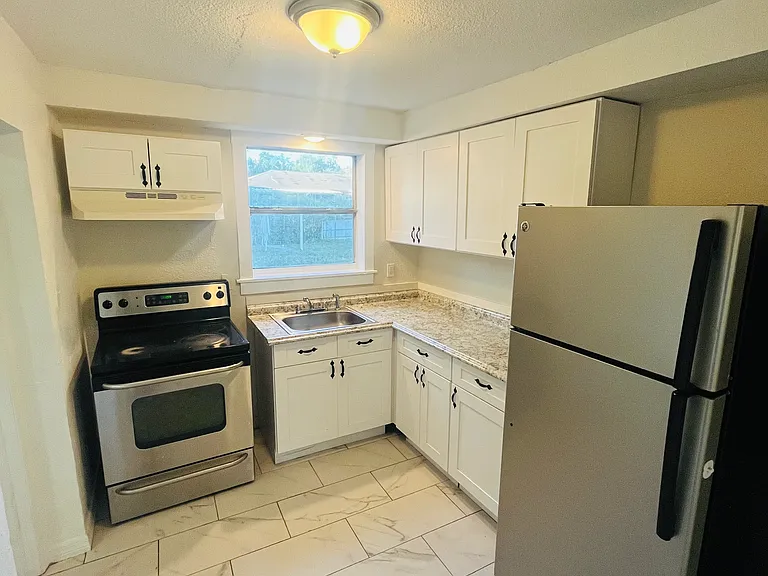 920 E Seneca Ave — Photo 12