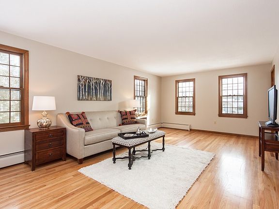 5th image of 22 Fernwood Dr