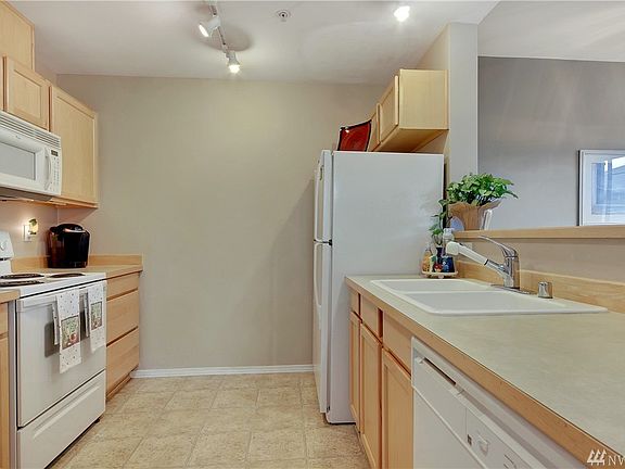 3rd image of 1035 61st St SE APT 102