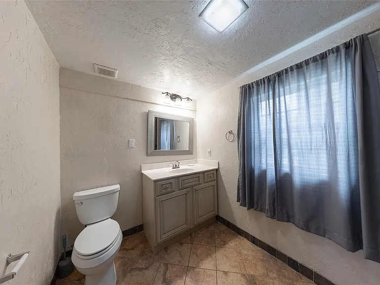 1229 W 21st St — Photo 14