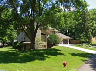 12100 Hilloway Rd W, Minnetonka, MN 55305