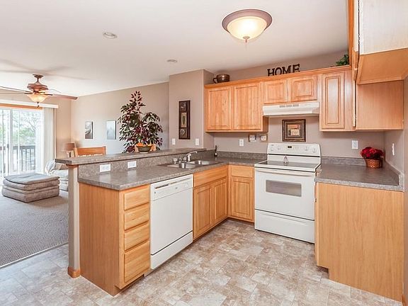 Kitchen - new flooring, raised breakfast bar