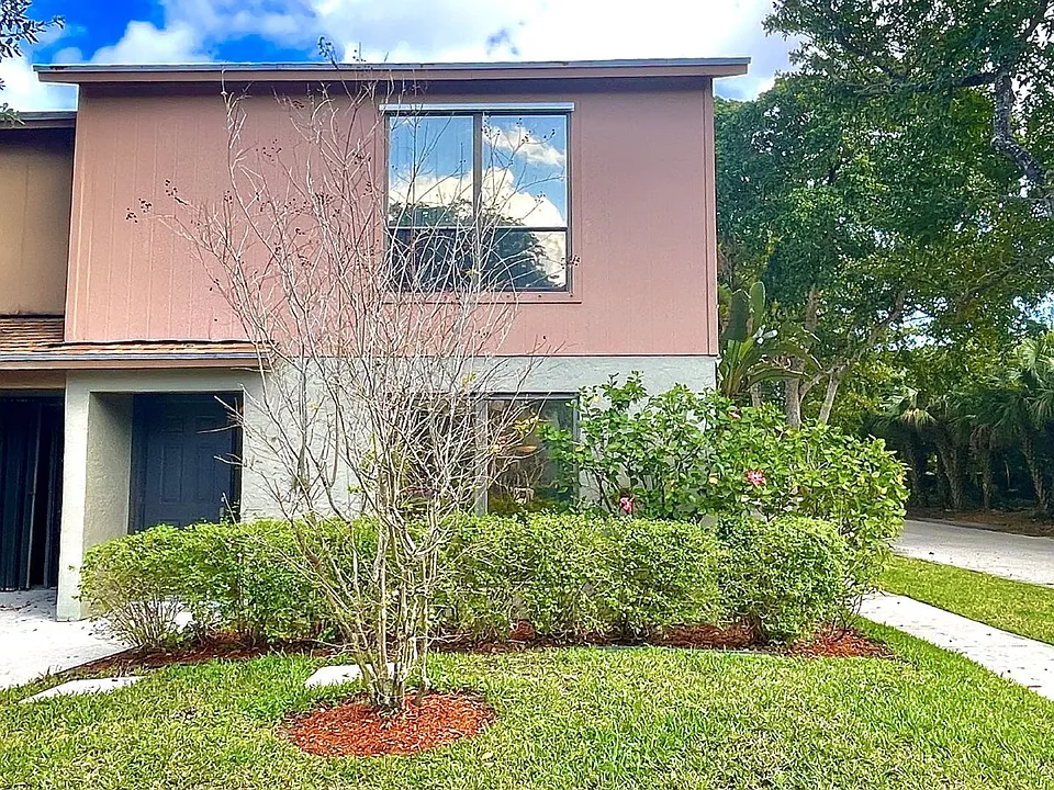 501 Sandtree Dr