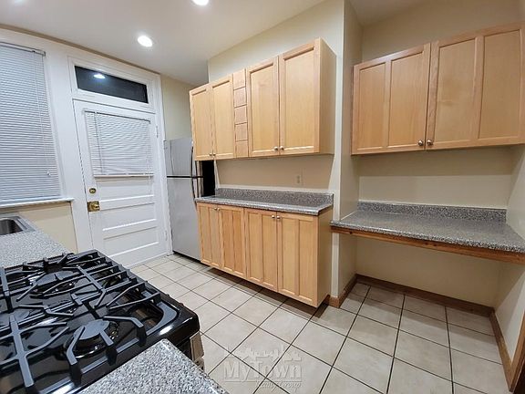 3rd image of 5323 W Cornelia Ave #2