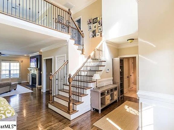 2nd image of 221 Bergen Ln