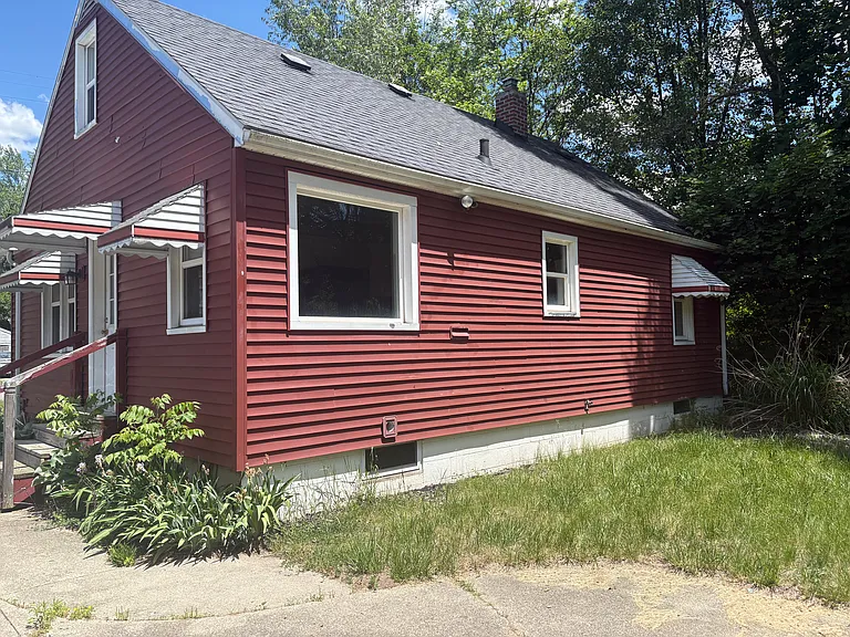 151 Pierce Ave — Photo 2