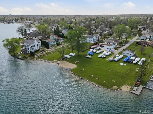 1628 Beechmont St, Keego Harbor, MI 48320