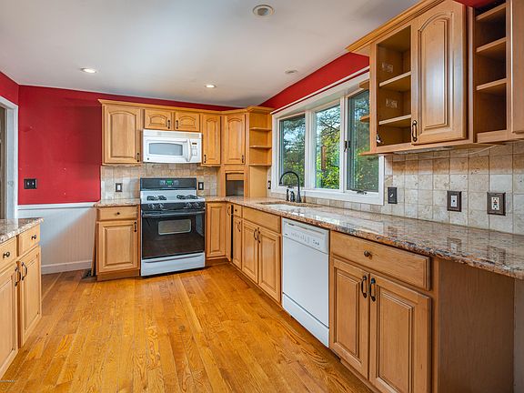 3rd image of 579 Clifton Ave