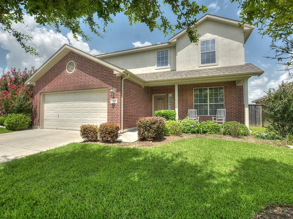 4 bed, 2.5 bath, 2402 sqft, $2,195 — Photo 2
