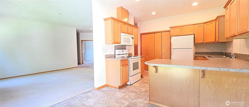 5th image of 50 E Beaumont Drive #B