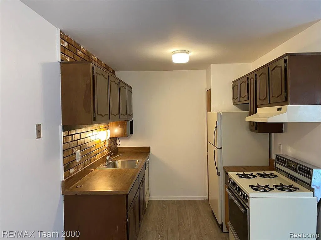 2 bed, 1.5 bath, 1032 sqft, $1,200 — Photo 2