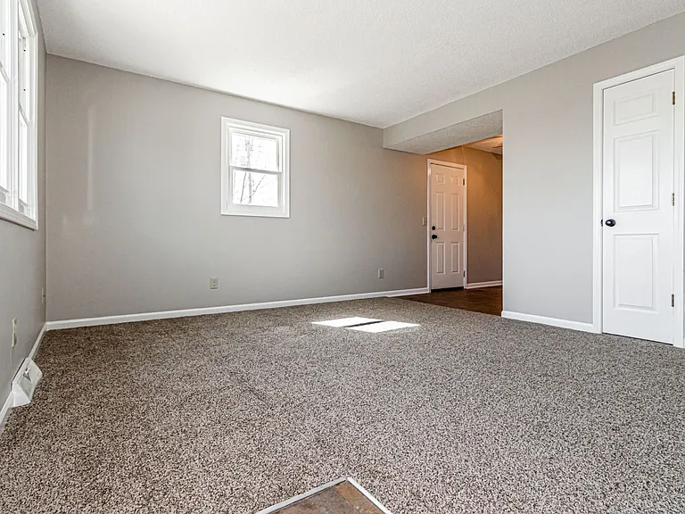 1369 Parkside Dr — Photo 2
