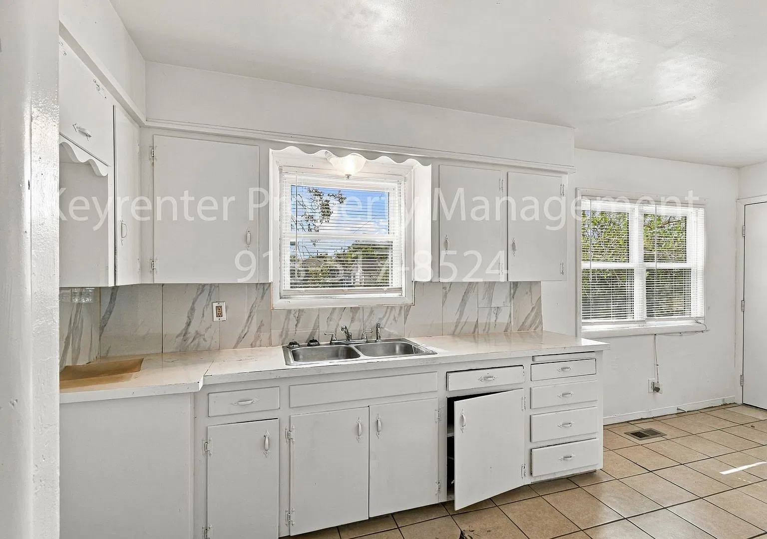 3 Bedroom 1 Bathroom with Attached Garage and Fenced in Yard! — Photo 2