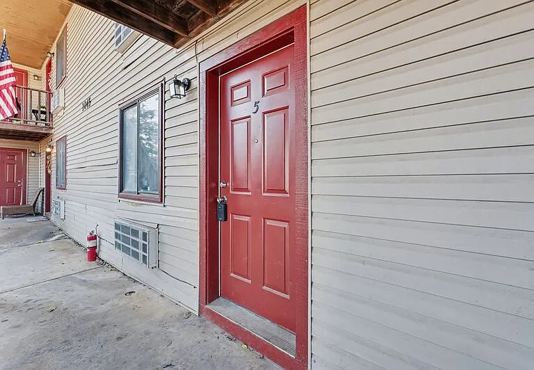 1037-1045 S Happy Hollow Rd — Photo 17