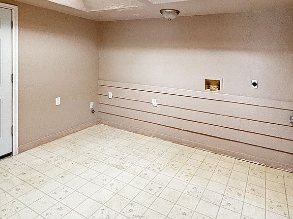 5th image of 615-617 E Sunset Cir
