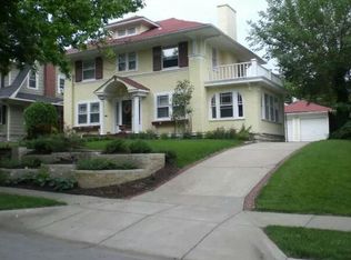 8 W Dartmouth Rd, Kansas City, MO 64113