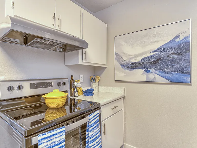 Las Brisas Apartment Homes — Photo 4