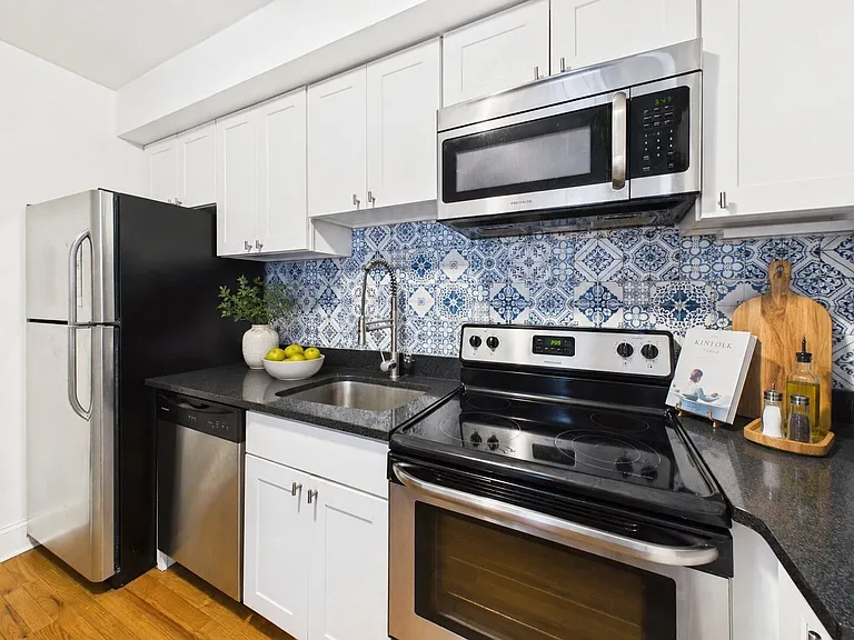 1738 Green St — Photo 7