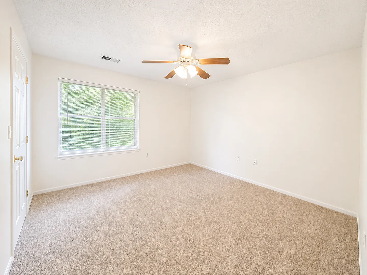 Spacious 2BR Condo with Flex Space & Private Balcony in Crestwood's Madison Park — Photo 2