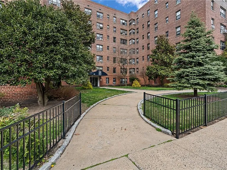 33 William St — Photo 2