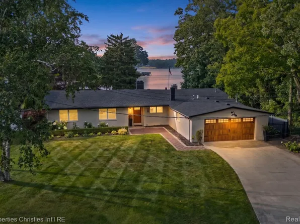 3997 Dill Dr, Waterford, MI 48329