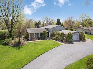 2555 Canterbury Dr, Northbrook, IL 60062