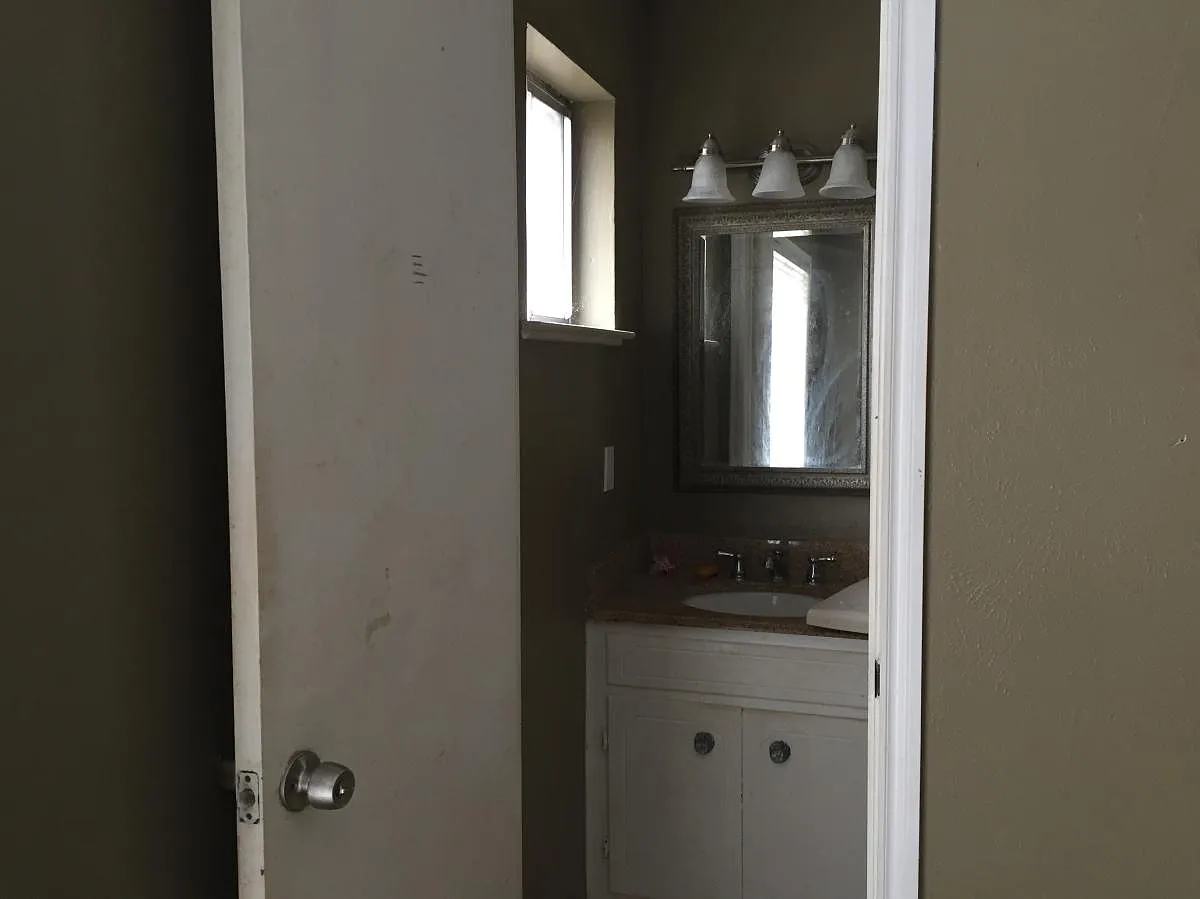 6 bed, 4700 sqft, $2,850 — Photo 3
