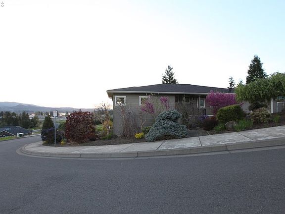 3rd image of 165 Wetleau Dr
