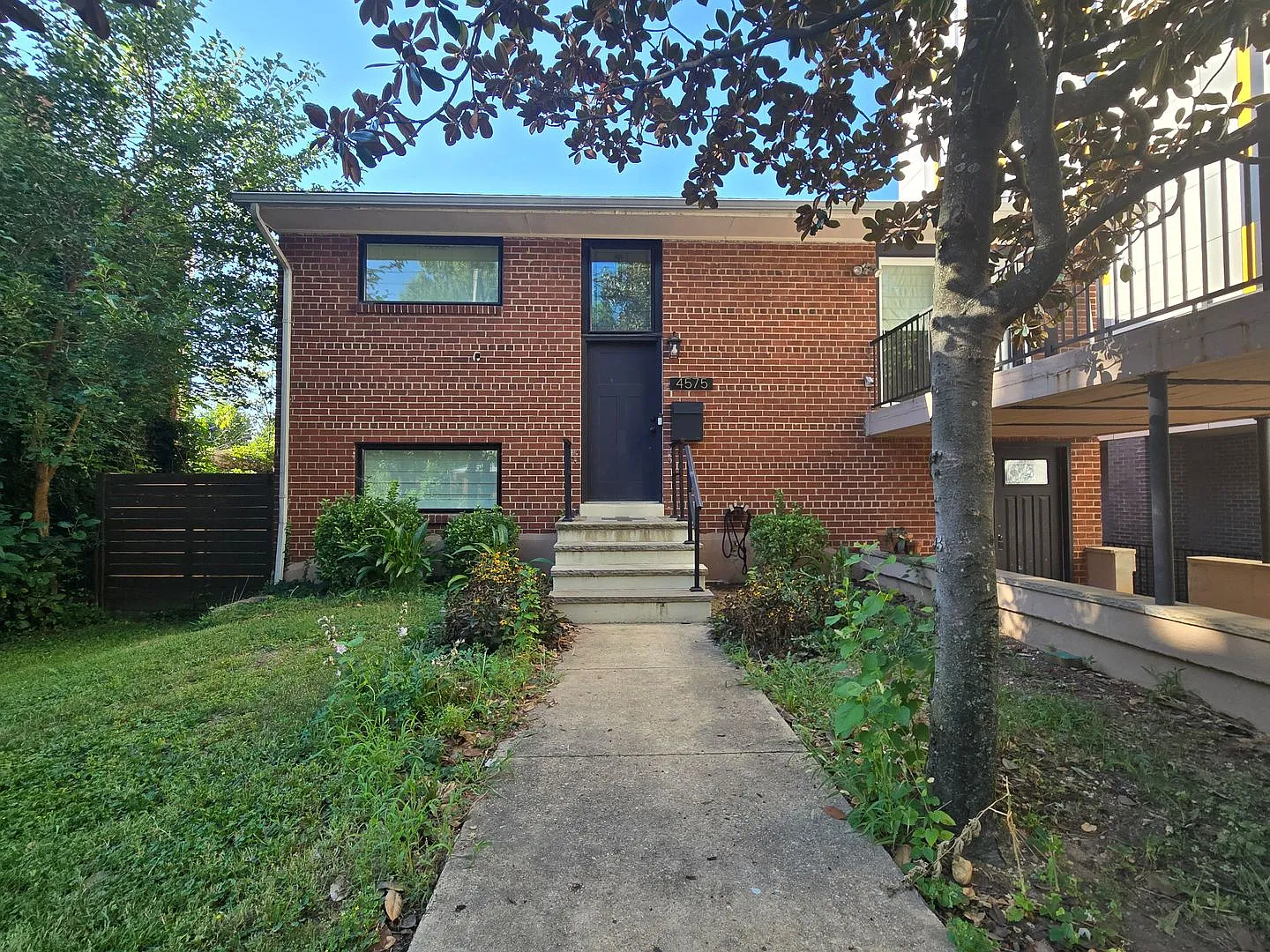 Spacious detached home walking distance to Metro — Photo 2