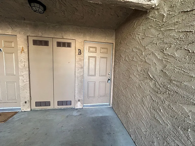 2 Lorayne Ct — Photo 2