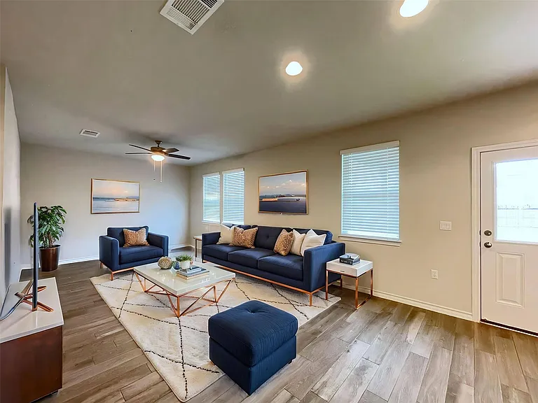 1602 Jacey Way — Photo 3
