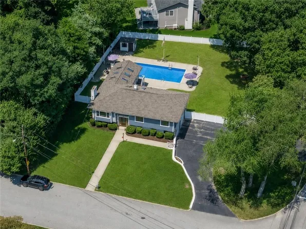 5 Collingwood Dr, Cranston, RI 02921