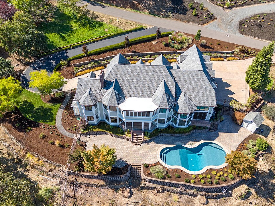 1st image of 245 Surrey Dr