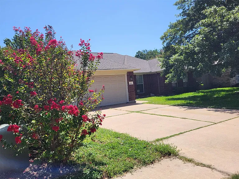 304 N Kings Canyon Dr — Photo 2