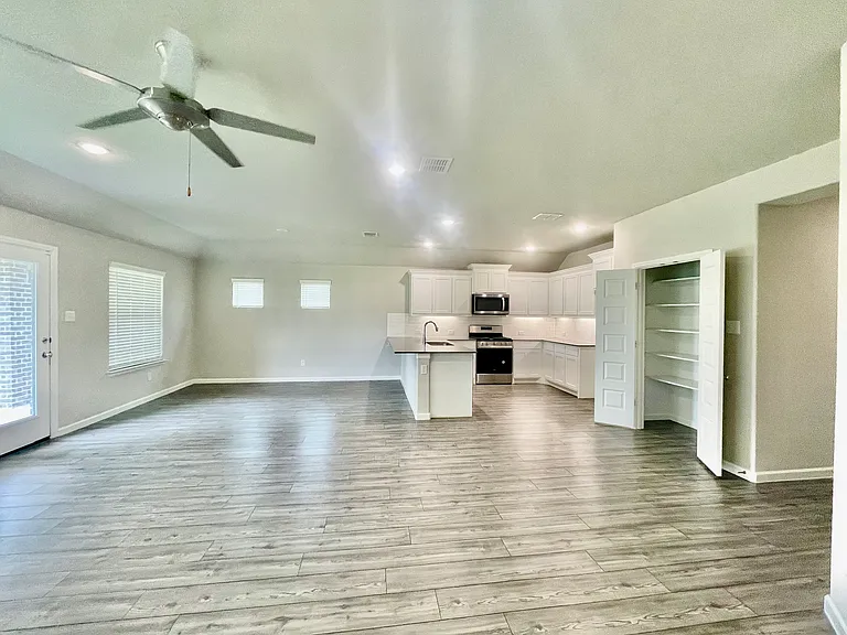 525 Ardsley Ln — Photo 32