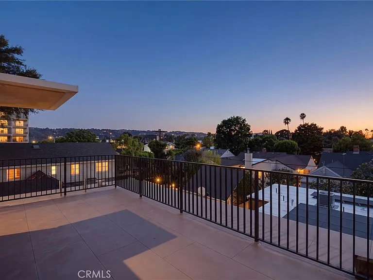 4853 Woodman Ave — Photo 29