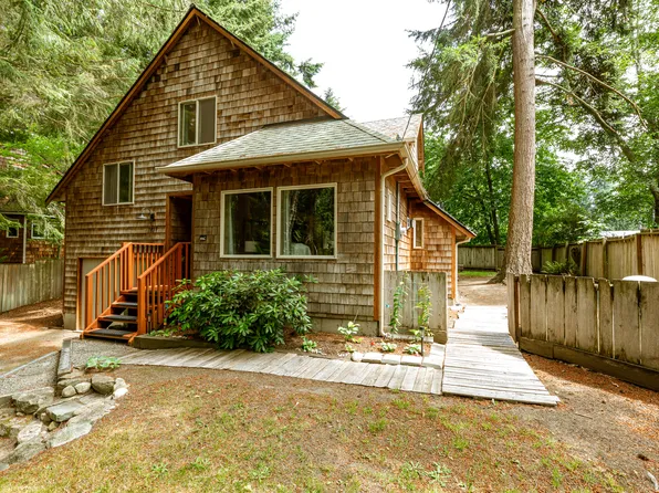 7817 Mortland Dr, Clinton, WA 98236