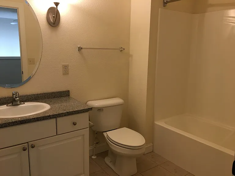 Delafield Lakes Apartments — Photo 33