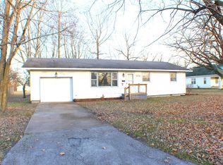 1114 S Rinker Ave, Aurora, MO 65605