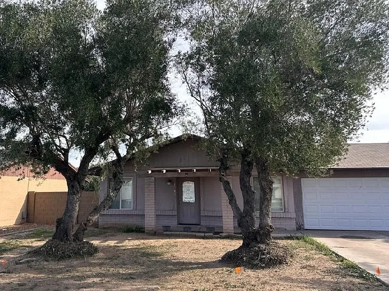 Front of the house w/ 2 car garage