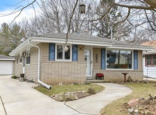 1721 N 117th St, Wauwatosa, WI 53226
