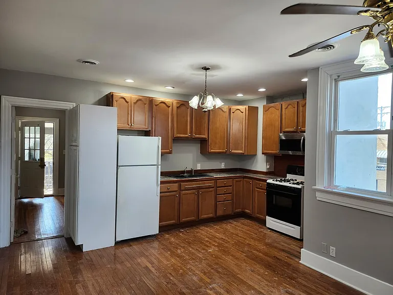 1804 E 3rd St #1804 F — Photo 2