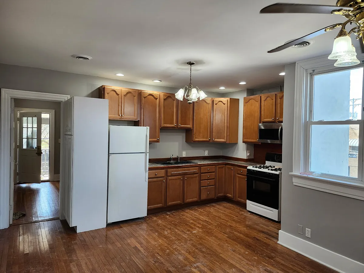 Building Photo - 1804 E 3rd St #1804 F