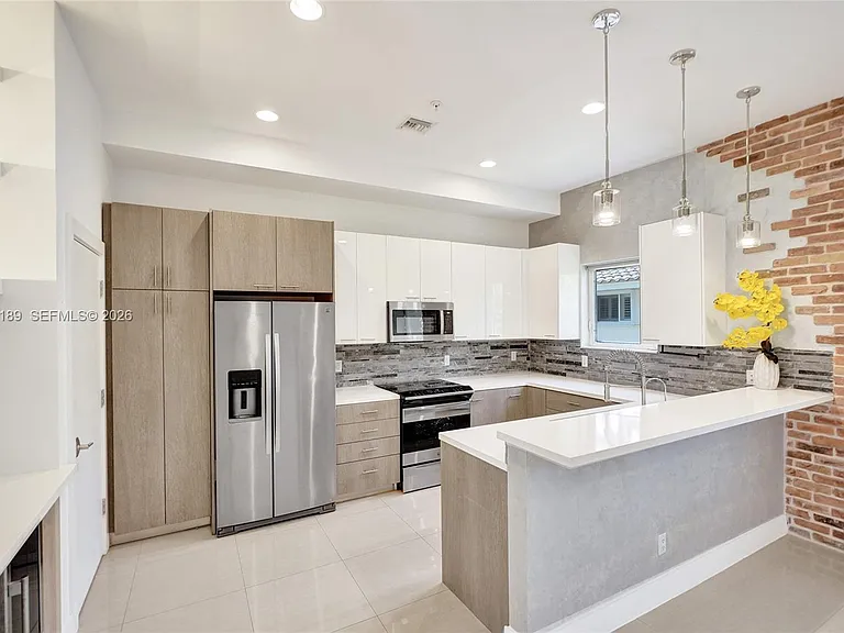820 NE 7th St #G — Photo 31