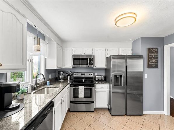 22 Freedom Ct, Johnston, RI 02919