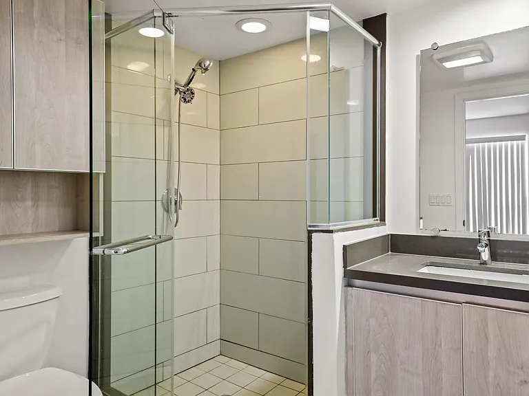 Bedroom #2 en suite bathroom