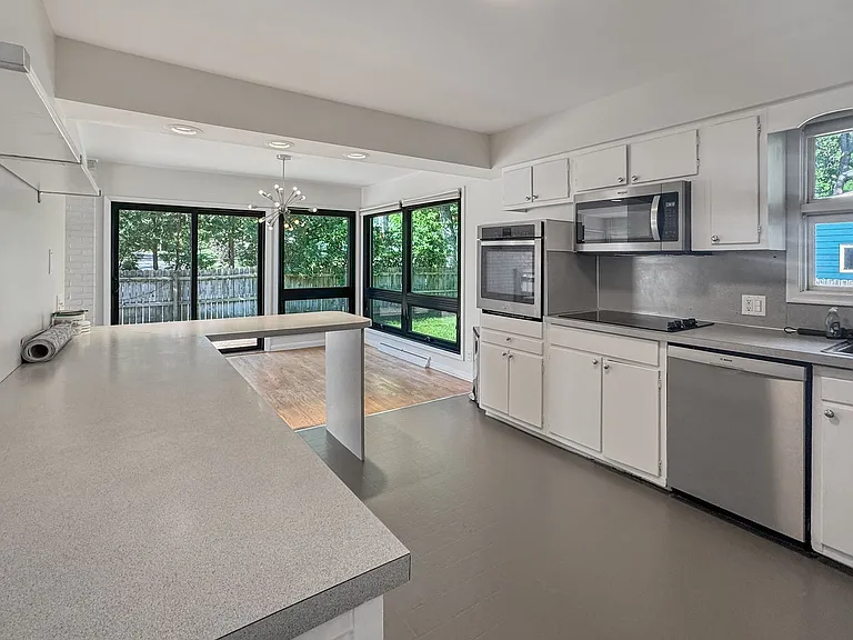 1353 Pinecrest Ave SE — Photo 7