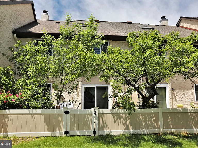 94 Tennyson Dr — Photo 17