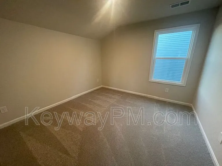 810 Manitou Cir — Photo 14